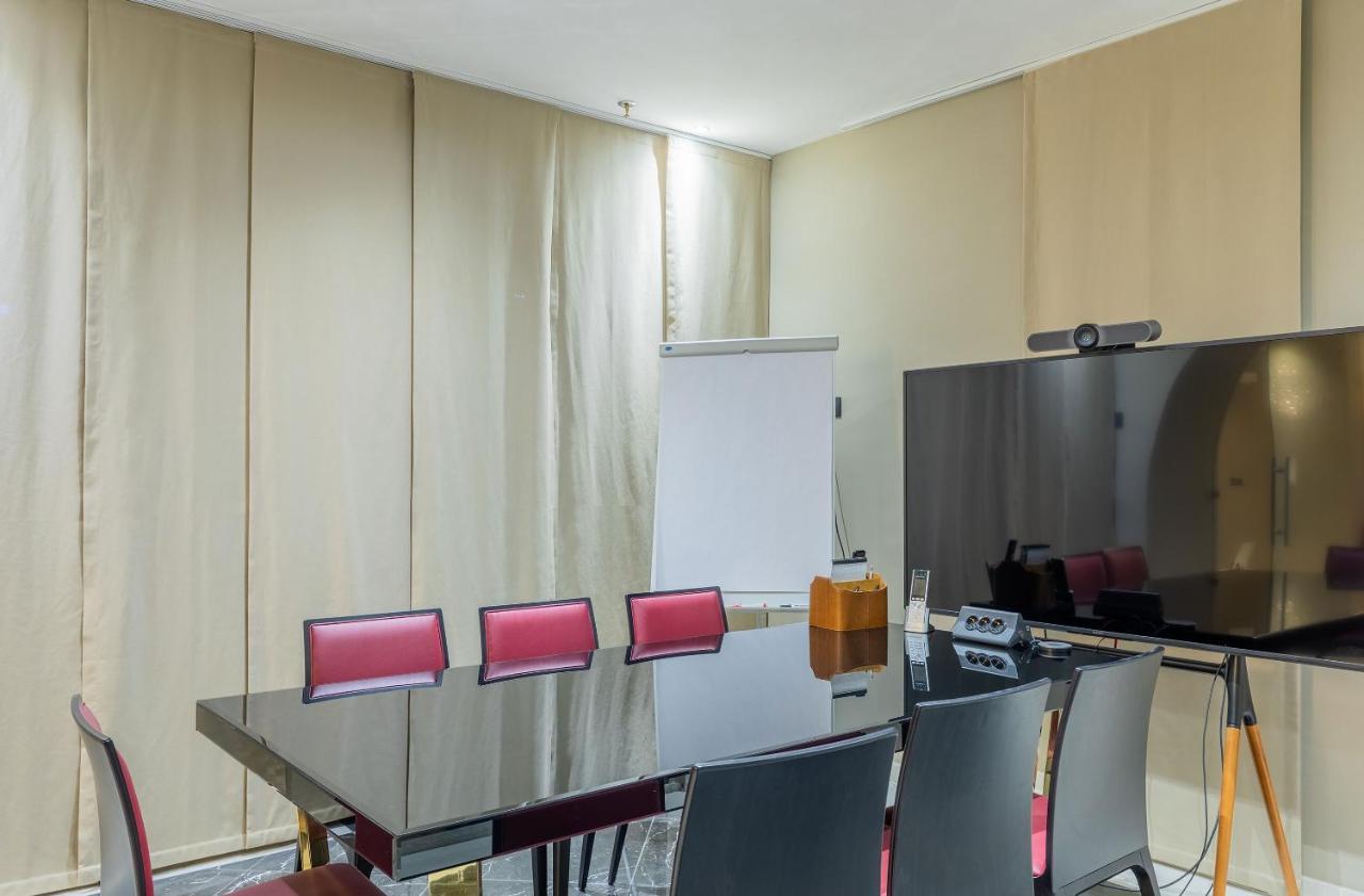 Astoria Hotel 4*
